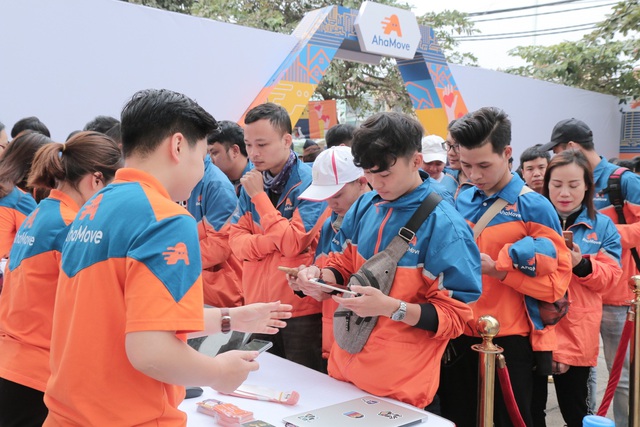 “Cơn lốc màu da cam” AhaMove biểu dương lực lượng, đông nghìn nghịt phủ kín hai nhà thi đấu lớn - Ảnh 4.