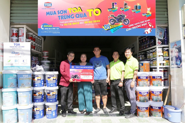 Sơn Toa trao giải cho khách hàng trúng xe mô tô trong chương trình “Mua Sơn Toa, trúng quà to” - Ảnh 2.
