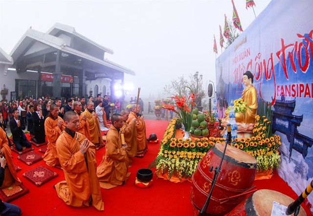Sa Pa: Du khách náo nức bái Phật, trẩy hội vùng cao đầu năm mới - Ảnh 1.