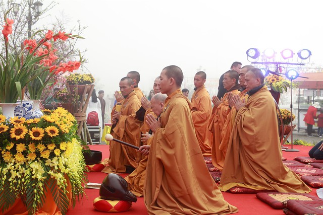 Sa Pa: Du khách náo nức bái Phật, trẩy hội vùng cao đầu năm mới - Ảnh 2.