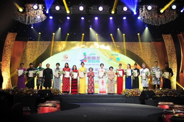 H’Hen Niê cùng nhiều sao Việt tỏa sáng trong đêm gala tổng kết Lễ hội Áo dài 2019 - Ảnh 1.