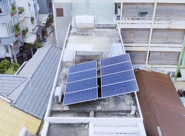 Người dân tận dụng mái nhà để bán điện, sinh lời từ điện mặt trời - Ảnh 1.