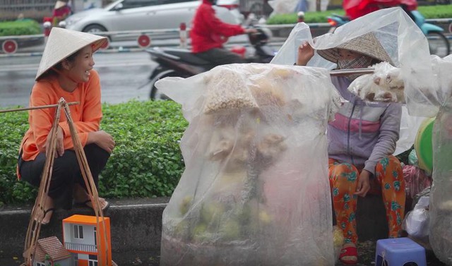 Gánh hàng rong Mua Bán: Phác thảo nét sáng Sài Gòn xưa và nay - Ảnh 3.