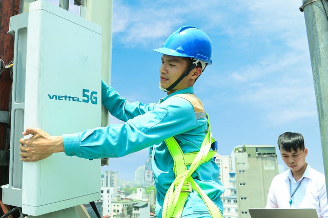 Viettel phát sóng trạm 5G đầu tiên tại thành phố Hồ Chí Minh - Ảnh 1.