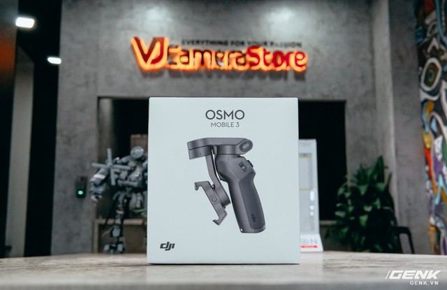 Trên tay gimbal Osmo Mobile 3 đầu tiên tại Việt Nam: Gập gọn được, rẻ hơn và thông minh hơn, rất phù hợp với camera góc siêu rộng. - Ảnh 1.