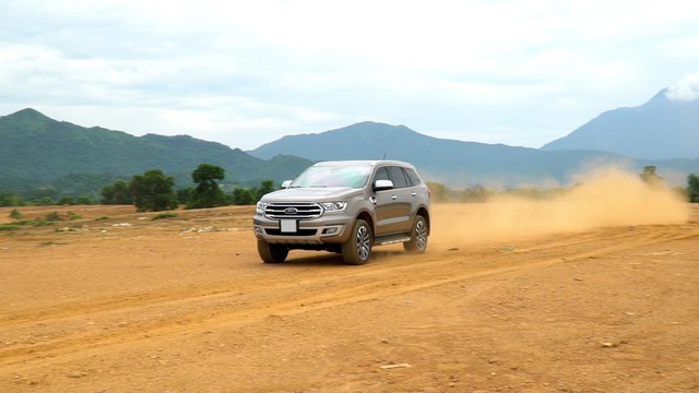 Đánh giá Ford Everest: SUV 7 chỗ đích thực - Ảnh 4.