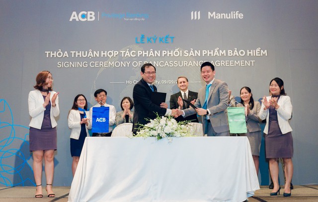 Manulife Việt Nam và ACB hợp tác phân phối bảo hiểm đến phân khúc khách hàng cao cấp - Ảnh 1.