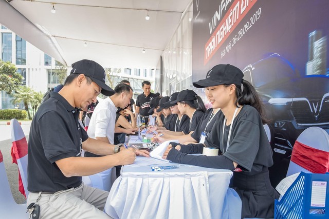 Hàng nghìn lượt khách phấn khích lái thử xe VinFast Lux tại Hà Nội - Ảnh 3.