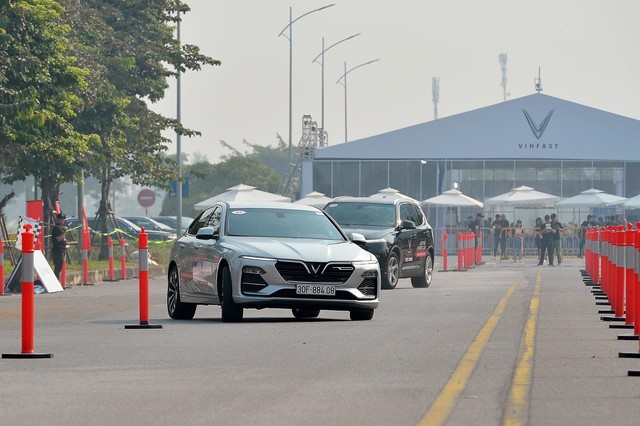 Hàng nghìn lượt khách phấn khích lái thử xe VinFast Lux tại Hà Nội - Ảnh 9.