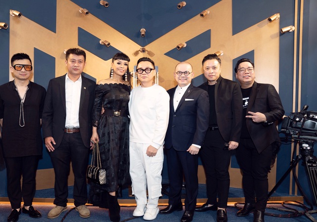 Đạo diễn Victor Vũ, doanh nhân Dương Quốc Nam cùng NTK Công Trí mừng ra mắt “Tuyệt tác giấu kín” - Ảnh 1.