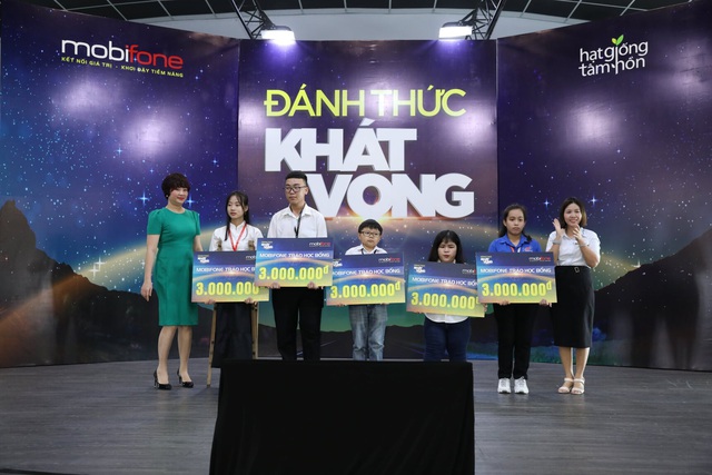 Chuỗi chương trình “Đánh thức khát vọng” được sinh viên và học sinh TP.HCM đón nhận đầy hào hứng - Ảnh 1.
