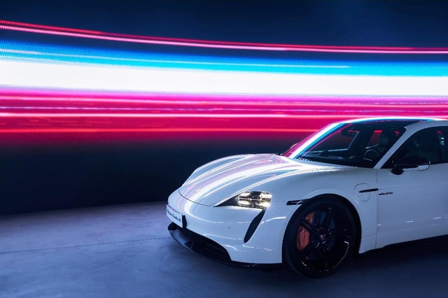 Porsche chính thức ra mắt dòng xe thể thao thuần điện cao cấp Taycan tại Việt Nam - Ảnh 1.