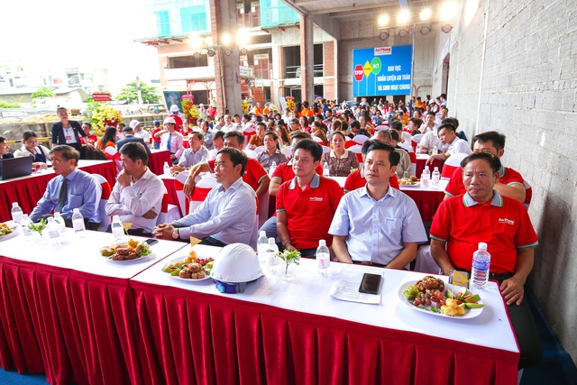 Phu Tai Residence trao tặng vàng SJC và xe SH 150i mừng lễ cất nóc - Ảnh 1.