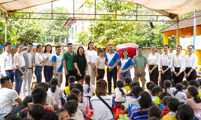 Khải Hoàn Land cùng Hoa hậu Việt Nam 2020 trao tặng tủ sách cho trường Bù Cà Mau - Bình Phước - Ảnh 2.