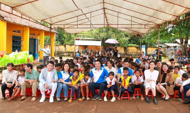 Khải Hoàn Land cùng Hoa hậu Việt Nam 2020 trao tặng tủ sách cho trường Bù Cà Mau - Bình Phước - Ảnh 1.