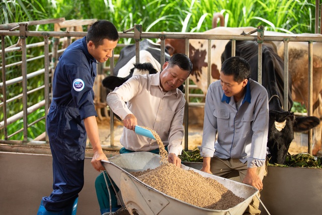 Theo chân nhiếp ảnh gia nổi tiếng: Bất ngờ trước nỗ lực sản xuất dòng sữa chuẩn Hà Lan của nhiều thế hệ nông dân Việt - Ảnh 3.