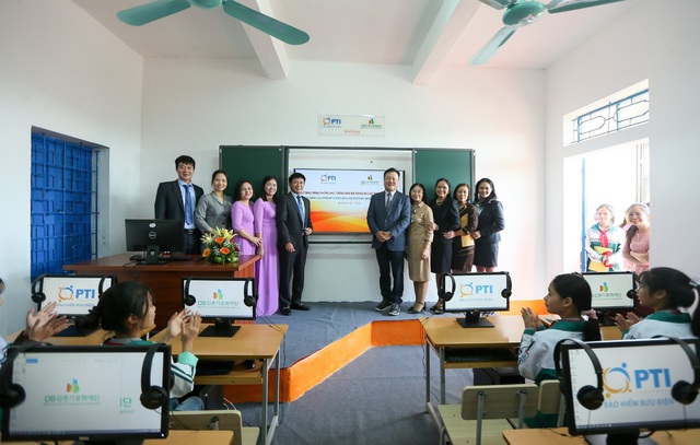 PTI bàn giao phòng học tiếng Anh đa năng và trao tặng thiết bị giảng dạy tại Ninh Bình - Ảnh 2.