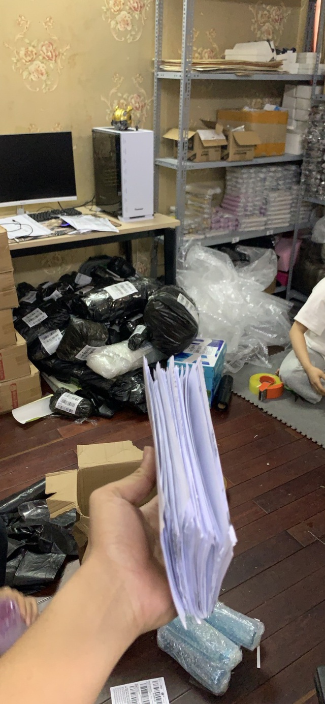 Chùm ảnh: Đóng hàng mỏi tay, đơn ngập nhà và niềm vui của các nhà bán hàng trên TMĐT nhân 11.11 - Ảnh 8.