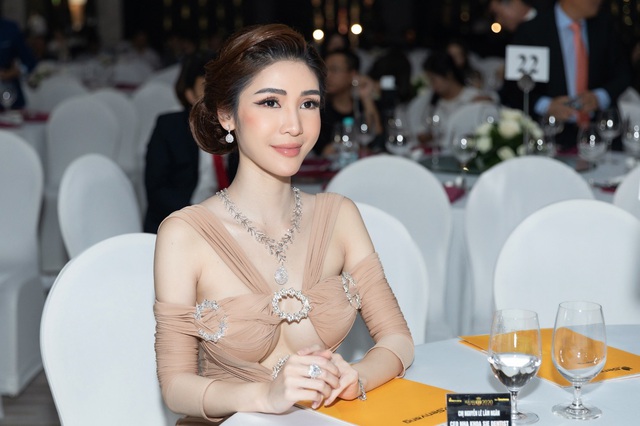CEO Lâm Ngân diện đầm dạ hội, trang sức 20 tỷ tại họp báo chung kết Hoa hậu Việt Nam 2020 - Ảnh 4.