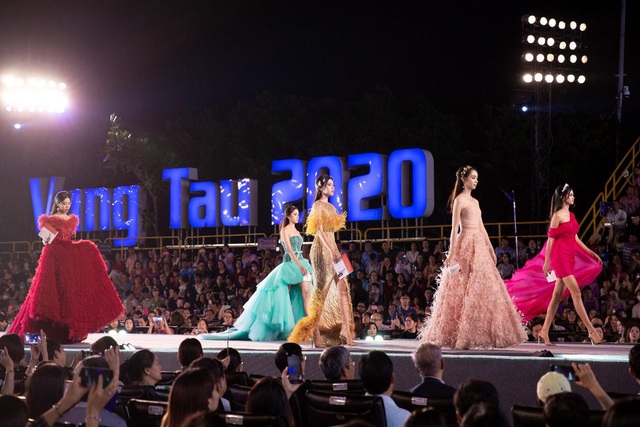 Ấn tượng với sự kết hợp giữa nhan sắc, thời trang và mỹ phẩm trong đêm thi Người Đẹp Thời Trang - Hoa Hậu Việt Nam 2020 - Ảnh 2.