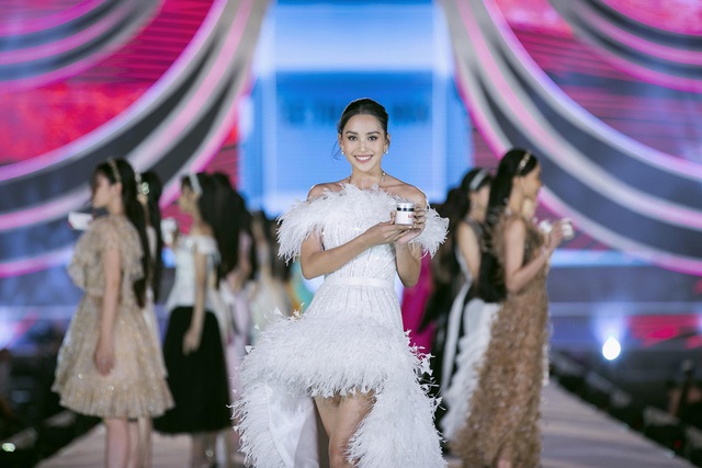 Ấn tượng với sự kết hợp giữa nhan sắc, thời trang và mỹ phẩm trong đêm thi Người Đẹp Thời Trang - Hoa Hậu Việt Nam 2020 - Ảnh 3.