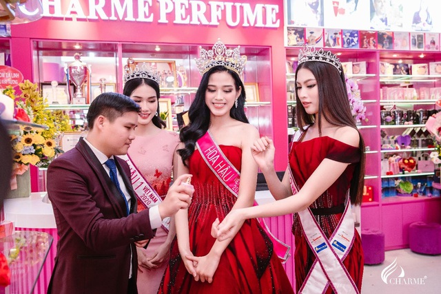Top Hoa hậu Việt Nam 2020 đến chúc mừng nước hoa Charme khai trương trụ sở công ty tại TP.HCM - Ảnh 9.