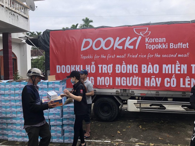 Đoàn xe của Dookki từ Sài Gòn về Quảng Ngãi ủng hộ người dân vùng lũ - Ảnh 3.