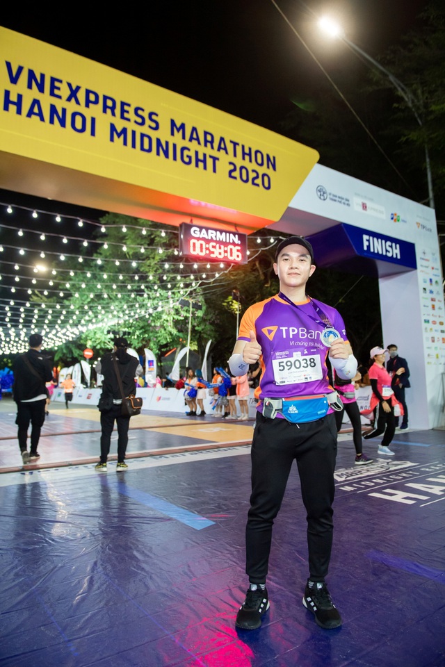 Ngắm loạt “trai xinh gái đẹp” trong giải chạy đêm lớn nhất tại Hà Nội - Ảnh 4.