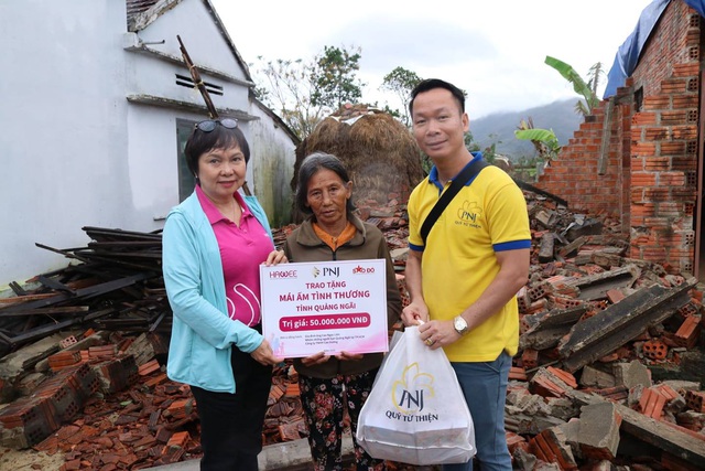 PNJ chung sức hỗ trợ người dân Quảng Ngãi sau cơn bão số 9 - Ảnh 3.