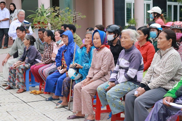 PNJ chung sức hỗ trợ người dân Quảng Ngãi sau cơn bão số 9 - Ảnh 1.