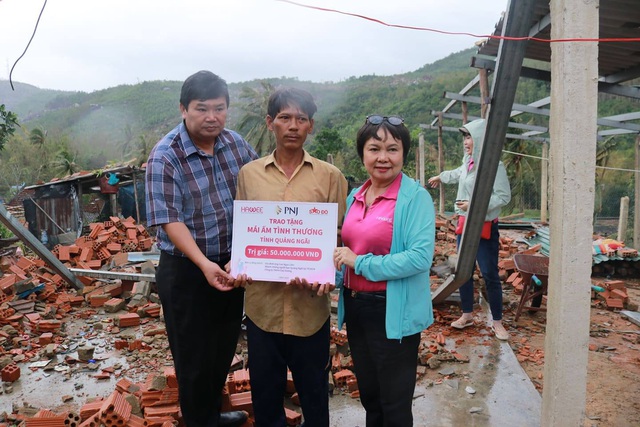 PNJ chung sức hỗ trợ người dân Quảng Ngãi sau cơn bão số 9 - Ảnh 2.