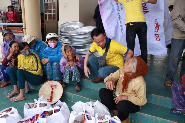 PNJ chung sức hỗ trợ người dân Quảng Ngãi sau cơn bão số 9 - Ảnh 4.