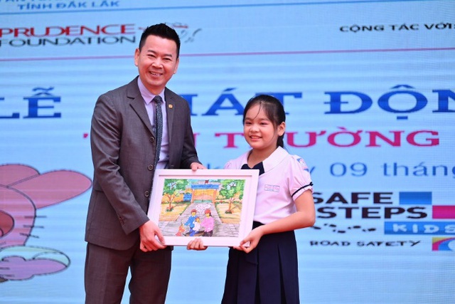 Hơn 600 học sinh tiểu học được tặng mũ bảo hiểm đạt chuẩn và thực hành kỹ năng an toàn giao thông - Ảnh 10.