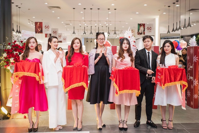 Nhã Phương xuất hiện ở Hải Phòng, trời lạnh vẫn mặc item mong manh nhưng xinh xỉu - Ảnh 4.