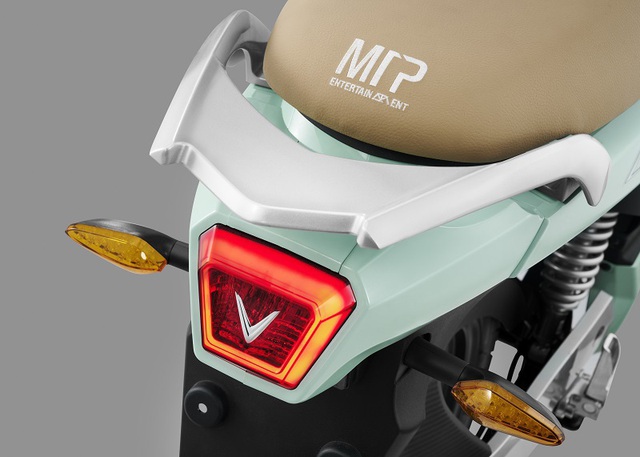 Cận cảnh xe máy điện VinFast có cả chữ ký của sếp Sơn Tùng M-TP, giá từ 6,3 triệu đồng - Ảnh 5.