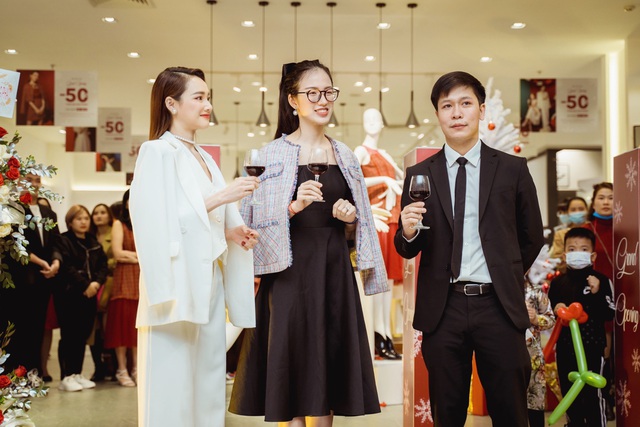 Nhã Phương xuất hiện ở Hải Phòng, trời lạnh vẫn mặc item mong manh nhưng xinh xỉu - Ảnh 5.