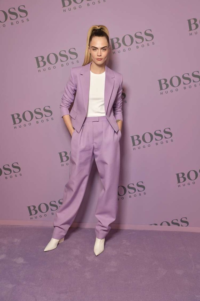 Cara Delevingne diện suit tím nổi bật tại show diễn BOSS Thu Đông 2020 - Ảnh 1.
