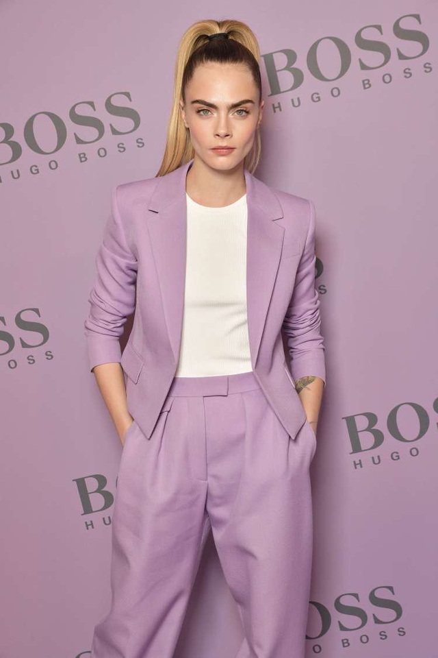 Cara Delevingne diện suit tím nổi bật tại show diễn BOSS Thu Đông 2020 - Ảnh 2.