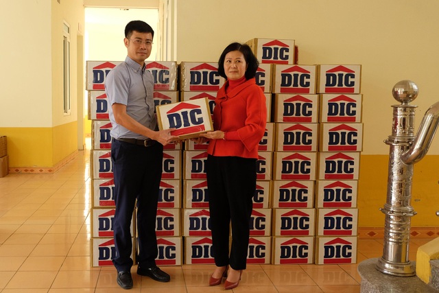 Tập đoàn DIC trao tặng tỉnh Vĩnh Phúc 3.000 chai dung dịch sát khuẩn - Ảnh 1.