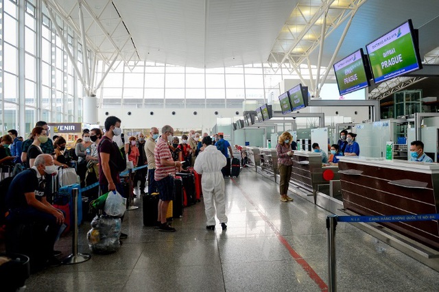 Cận cảnh chuyến bay đặc biệt của Bamboo Airways đưa công dân Séc và châu Âu hồi hương - Ảnh 1.