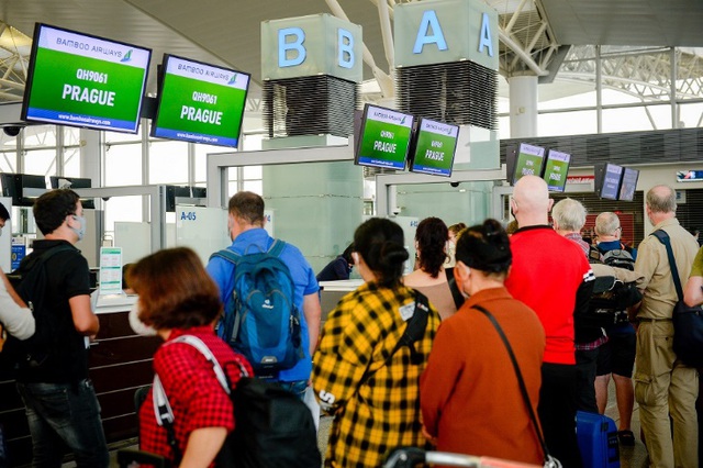 Cận cảnh chuyến bay đặc biệt của Bamboo Airways đưa công dân Séc và châu Âu hồi hương - Ảnh 2.