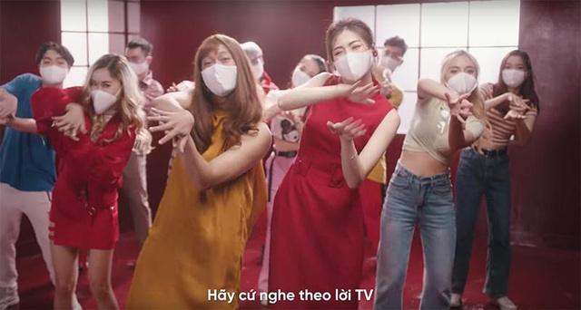 Á hậu Tú Anh bất ngờ tung MV ca nhạc về dịch Covid-19 - Ảnh 1.