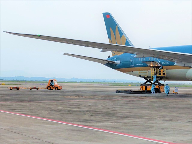 Sân bay Vân Đồn đón 93 người Việt Nam về từ Anh theo quy trình khép kín không vào nhà ga - Ảnh 2.