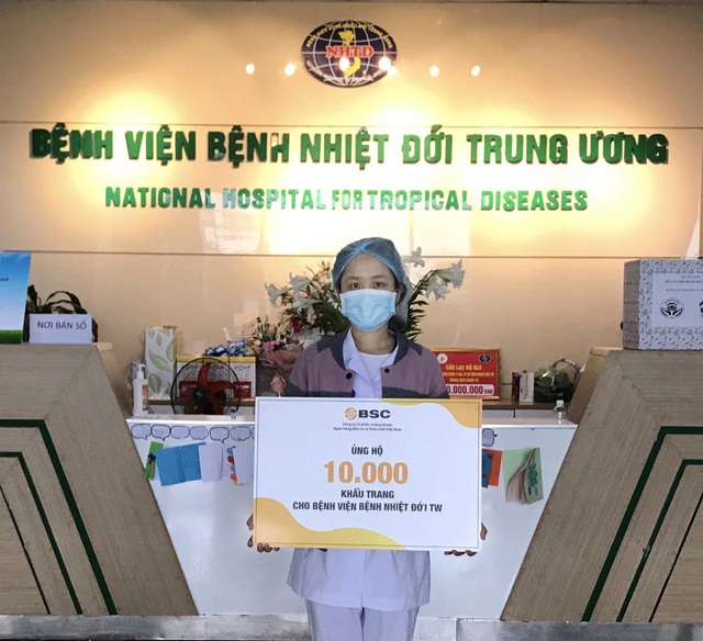 Chứng khoán BSC ủng hộ 10.000 khẩu trang cho Bệnh viện Bệnh nhiệt đới Trung Ương - Ảnh 1.
