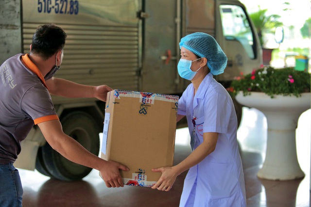 Crocs do Tập đoàn Central Retail tại Việt Nam phân phối trao tặng 800 đôi dép cho đội ngũ y bác sĩ tuyến đầu chống dịch Covid-19 - Ảnh 4.