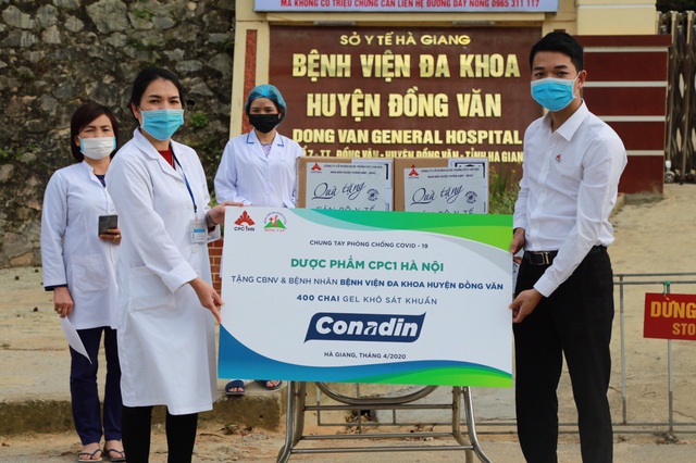 Dược phẩm CPC1 Hà Nội trao tặng dung dịch sát khuẩn: Bảo vệ sức khỏe không chỉ là câu chuyện mùa dịch - Ảnh 1.