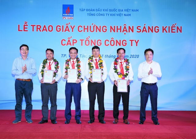 Công ty DVK, KĐN VÀ KVT: Trao chứng nhận 22 sáng kiến năm 2019 - Ảnh 1.