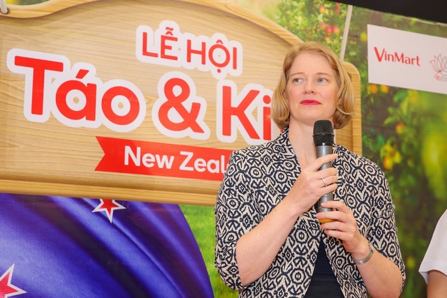 Đại sứ New Zealand thưởng thức táo và kiwi của đất nước mình ngay tại VinMart - Ảnh 2.