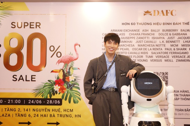 Nóng: Quỳnh Anh Shyn gợi cảm, cá tính lắc lư theo điệu nhạc cùng robot tại DAFC Private Sale - Ảnh 6.