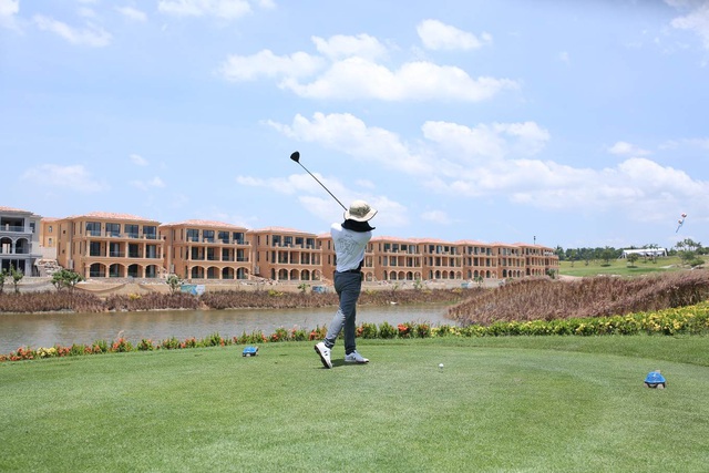 Ra mắt khu biệt thự cao cấp trong lòng sân golf hàng đầu tại Hà Nội - Ảnh 1.